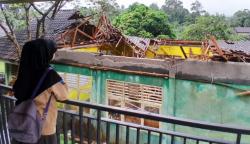 Atap Perpustakaan SMPN Satap Bulakan Serang Roboh Diterjang Angin Kencang, Alat Laboratorium Rusak
