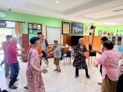 Momen Haru di Panti Wreda, Perayaan Natal Hadirkan Senyum dan Kebersamaan