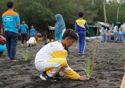 Perusahaan di Probolinggo Ajak Siswa Peduli Lingkungan, Kali Ini Tanam Pandan Laut