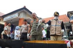 Jelang Nataru, Satpol PP Sidoarjo Musnahkan 1.407 Botol Miras Ilegal