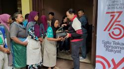 Rayakan HUT ke-75, DPRD Boyolali Berbagi Sembako untuk Ratusan Buruh Gendong