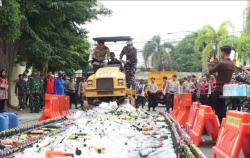 Suara Kaca Pecah di Mako Polresta Banyuwangi, Ribuan Miras Dimusnahkan Jelang Nataru