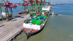 Surabaya Masuk Rute Utama Asia, MV YM Continuity Resmi Beroperasi di Teluk Lamong