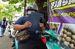 Unik, Orangtua di Ponorogo Suruh Kurir Online untuk Ambil Raport ke Sekolah