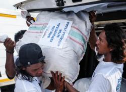 EAL Salurkan 5 Ton Pakaian untuk Korban Banjir dan Longsor Aceh Sumatra
