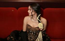 Ratu Rafa Kesurupan di Film Janur Ireng, Ngamuk di Rumah Tora Sudiro