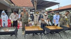 1.460 Botol Miras Ilegal Dimusnahkan di Sidoarjo, Satpol PP Kirim Ancaman Tegas untuk Pengedar
