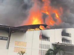 Kebakaran Dahsyat Pabrik Sepatu di Jombang, Karyawan Panik Berhamburan Keluar