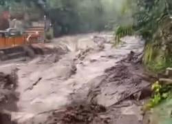 Mencekam! Detik-detik Banjir Bandang Terjang Wisata Guci Tegal, Wisatawan Panik Berlarian