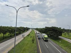 Arus Kendaraan di Tol Cipali Menuju Cirebon Meningkat Tajam Jelang Libur Nataru 2025