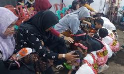 Basuh Kaki Ibu dengan Air Bunga, Garasi Rumah Menjadi Panggung Cinta di Hari Ibu