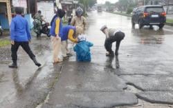 Jalan Berlubang di Barru Telan Korban, Pengendara Motor Terjatuh