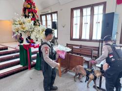 Sat Samapta Polres Grobogan Sterilisasi Sejumlah Gereja di Purwodadi Jelang Natal 2025
