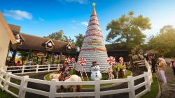 Pohon Natal dari 6.000 Botol Susu Setinggi 8 Meter Pukau Pengunjung Wisata di Prigen