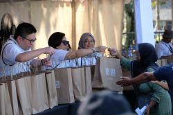 Donasi 15.500 Pakaian Jangkau Warga Borobudur hingga Sumatra, Perkuat Solidaritas Sosial Nasional