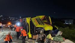 Mengenaskan, Begini Kondisi Bus Cahaya Trans Hancur Usai Hantam Pembatas Jalan di Tol Krapyak