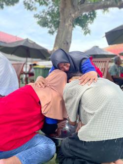 Haru Peringatan Hari Ibu di Lapas Indramayu, Warga Binaan Cuci Kaki Ibu