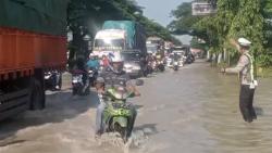 Banjir Rendam Jalan Nasional Lamongan–Babat, Arus Lalu Lintas Tersendat