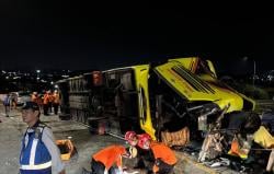 Rusak Parah, Ini Penampakan Bus Cahaya Trans Terguling di Exit Tol Krapyak Semarang