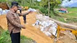 Jembatan dan Jalan Amblas di Agam, Bupati Pastikan Penanganan Darurat