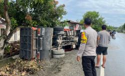 Dump Truck Hino Terbalik di Tikungan Sarudu, Polisi Bergerak Cepat Amankan TKP