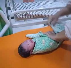 Persalinan di Tengah Kepungan Banjir Langkat, Bayi Kembar Hana dan Hani Lahir Selamat dalam Ambulans