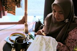 Dari Canting ke Panggung Pameran, Kisah Tri Astutik Merawat Batik Bojonegoro
