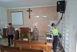 Polsek Baturraden Sterilisasi GKI Kemutug Lor, Pastikan Ibadah Natal Aman dan Kondusif