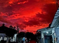 Viral Langit Merah Darah di Pantai Panimbang Pandeglang Gegerkan Warga, Ini Penjelasan Ilmiahnya