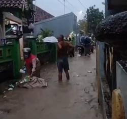 Banjir Cirebon Gudang Toserba Jebol, Barang Barang Hanyut ke Rumah Penduduk