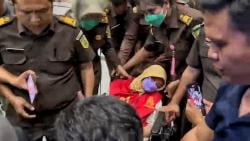 Tersangka Korupsi Tambang Zirkon Pingsan Saat Hendak Dibawa ke Rutan Palangka Raya