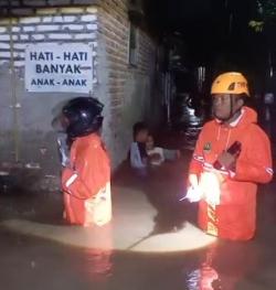 Hujan Deras Terjang Cirebon, Banjir Meluas hingga Pagar Sekolah Roboh dan Gudang Supermarket Jebol