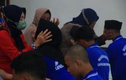 Air Mata Rindu di Hari Ibu, Warga Binaan Lapas Banyuwangi Peluk dan Basuh di Kaki Bunda