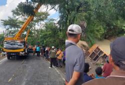Truk Tronton Mundur Saat Menanjak, Nyemplung ke Sungai di Margomulyo Bojonegoro