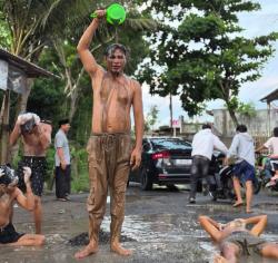 Mandi di Lubang Jalan, Cara Kepala Desa Bonder Suarakan Keluhan Warga