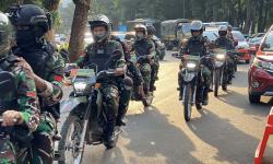 Patroli Gabungan TNI-Polri Sosialisasikan Larangan Petasan Jelang Nataru di Jakarta