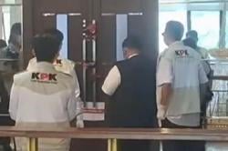 Ruang Kerja Bupati Bekasi Ade Kuswara Digeledah, KPK Sita 2 Koper Dokumen