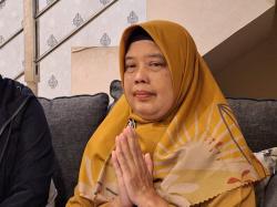 20 Tahun Mengabdi Honorer dengan Gaji Rp500 Ribu, Enden Sonefa Diganjar Umroh Gratis