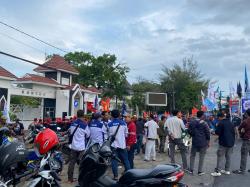 Ratusan Buruh Geruduk Kantor Pemda Karawang, Tolak Pemagangan dan Outsourcing