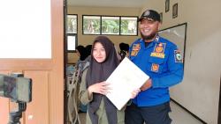 Ibunya Bekerja dan Ayah Telah Tiada, Pelajar Ini Minta Tolong Damkar Ambil Raport