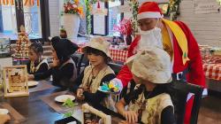 Sambut Natal, Anak-anak Menghias Cookies Bersama Santa Claus