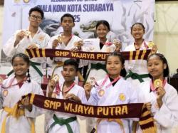 Mental Juara, Atlet Muda SMP Wijaya Putra Raih 7 Medali Ju Jitsu di Surabaya