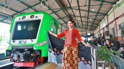 Rayakan Hari Ibu dan Dukung UMKM, KAI Daop 7 Madiun Gelar Fashion Batik dan Bazar