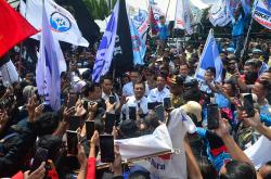 Momen Ahmad Luthfi Temui Massa Demo Buruh usai Umumkan UMP Jateng dan UMK 2026