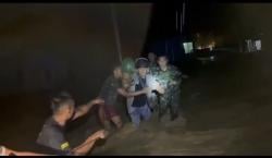 Dramatis! TNI Terjang Air Bah Evakuasi Ibu Hamil dan Balita Terjebak Banjir di Batu Busuak Padang