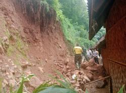 Diguyur Hujan Lebat, Dapur dan Kandang Rumah Warga Suboh Tertimbun Longsor