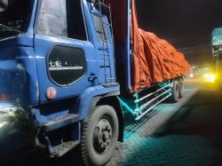 Belok Mendadak, Truk Tronton Hantam Pemotor Asal Mojokerto