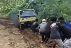 Jalan Penghubung Dua Desa di Cianjur Selatan Berubah Jadi Kubangan Lumpur