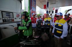 Tak Hanya Amankan Pasokan BBM, Pertamina Bagikan Oli Gratis dan Beasiswa di Surabaya