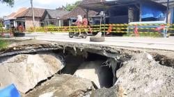 Hujan 3 Jam, Jembatan Jalur Alternatif Antarkabupaten di Lamongan Ambles